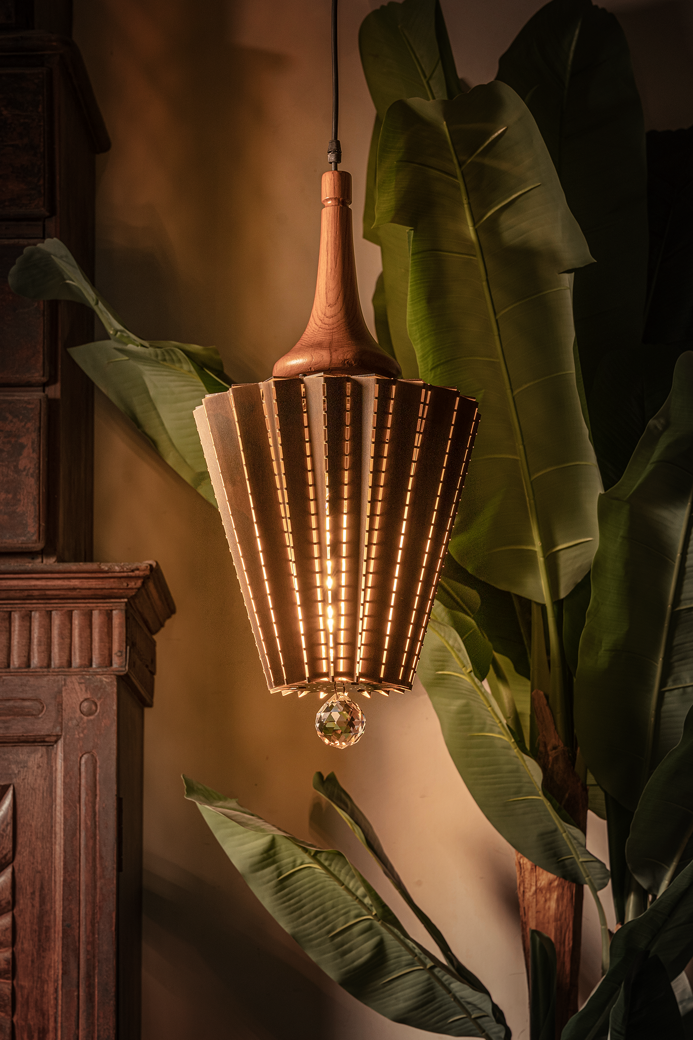 Upside down pendant light