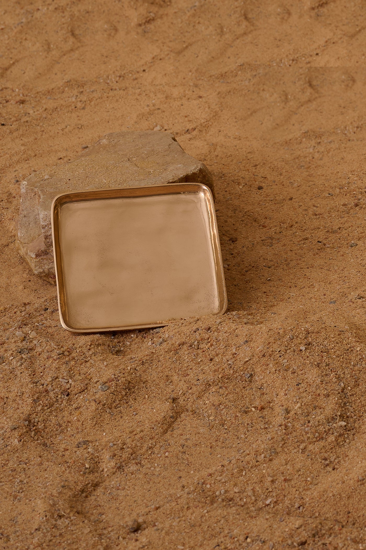 Khidki
Tray