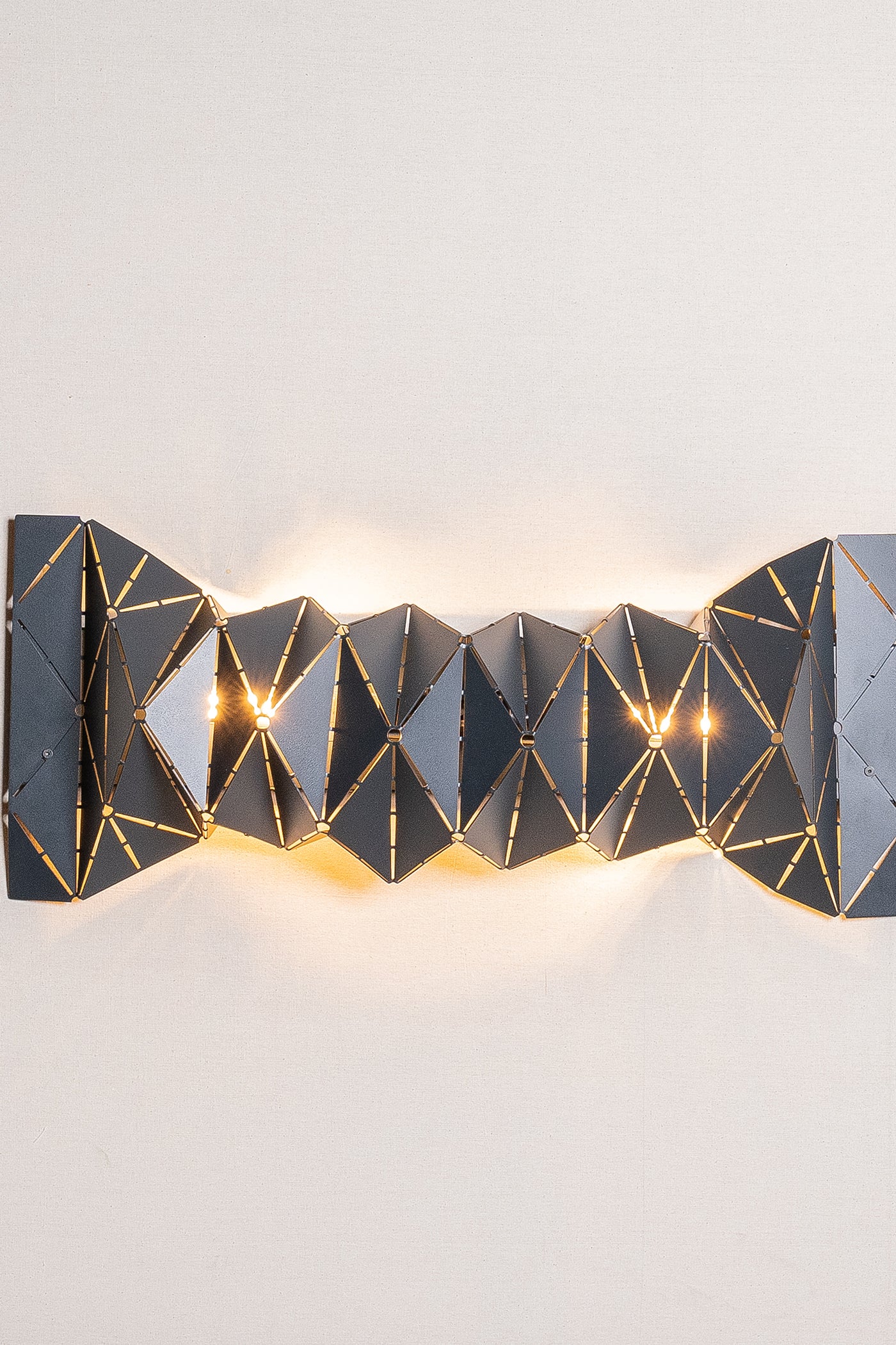 Twizzle wall sconce
