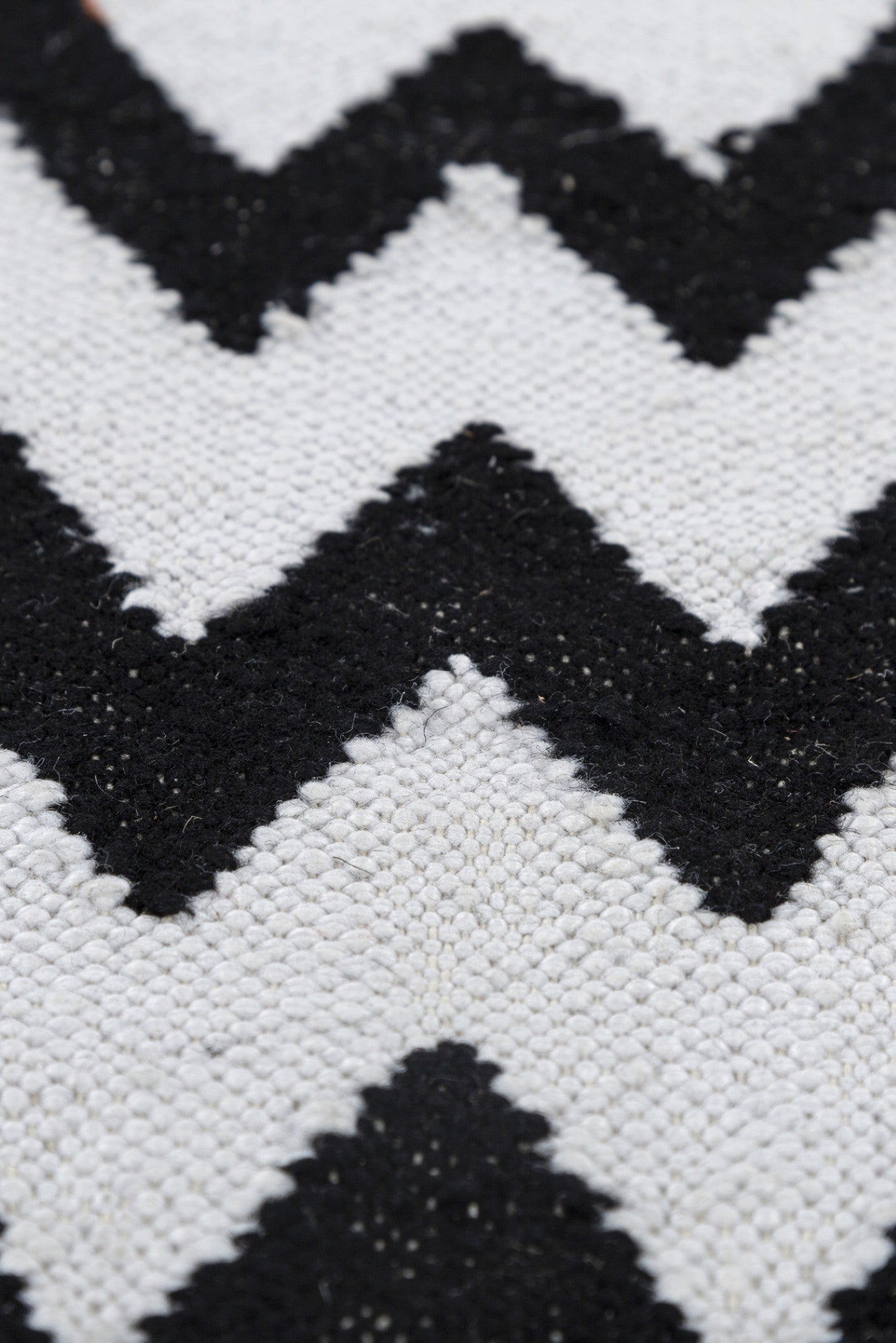 Jaipur Rugs Soft Chevron 4X6 Feet Rug| Ebony & Undyed White Hand Knotted Dhurrie Carpet For Living Room