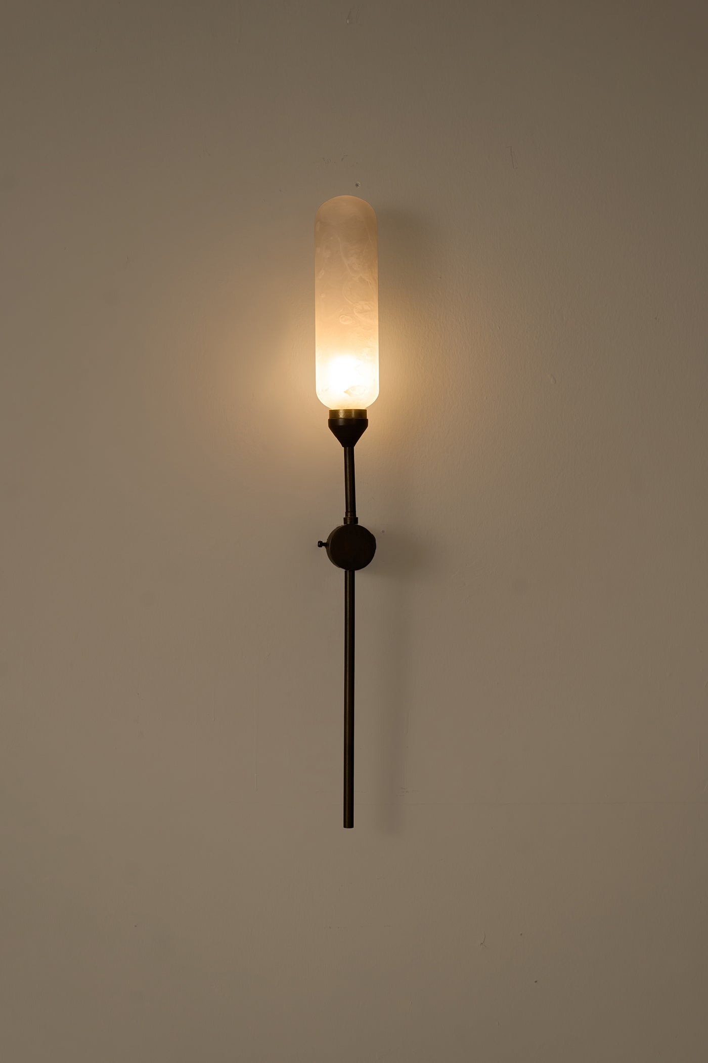 Kinara Oblong Outdoor
Wall Lamp
Gold and White