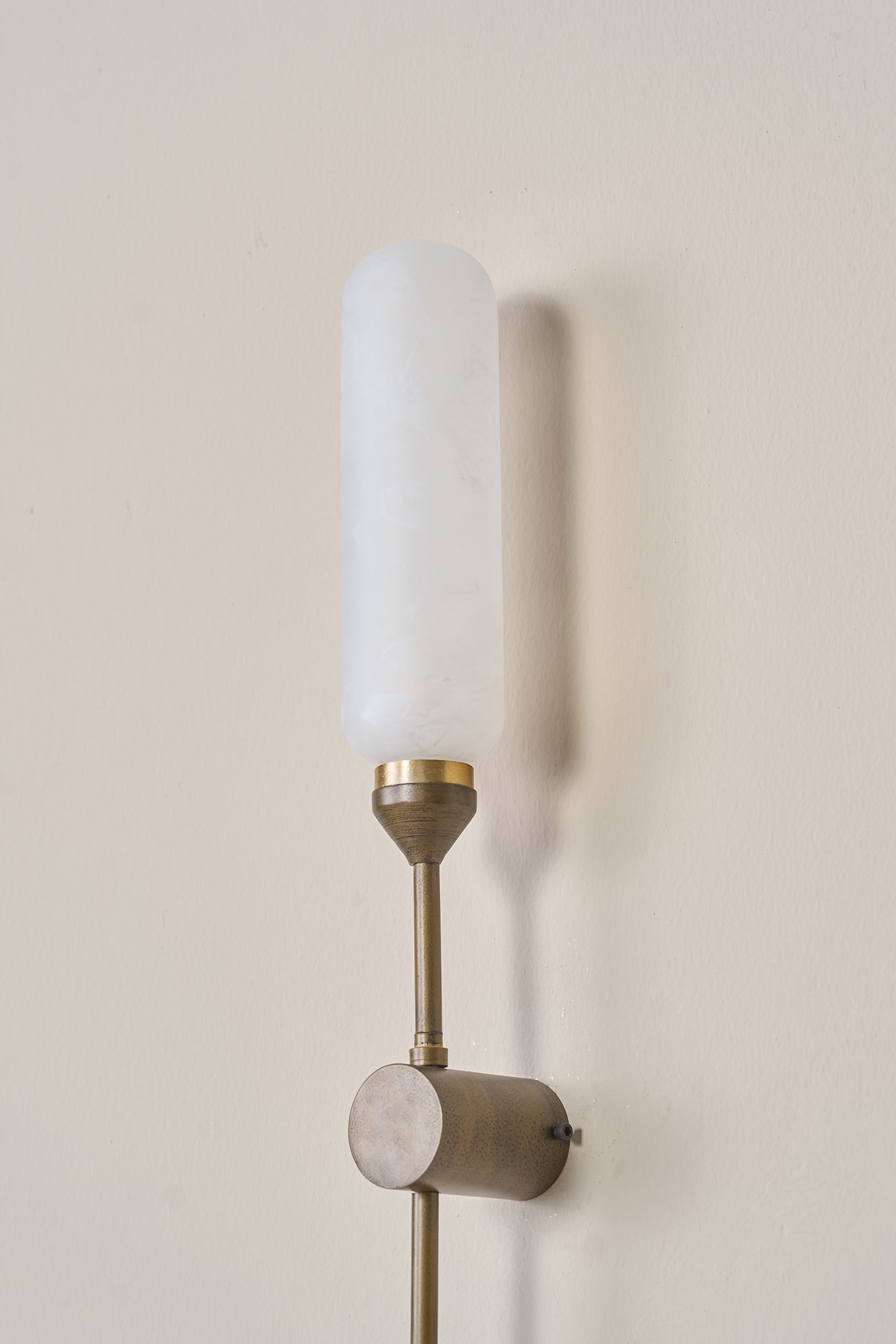 Kinara Oblong Outdoor
Wall Lamp
Gold and White