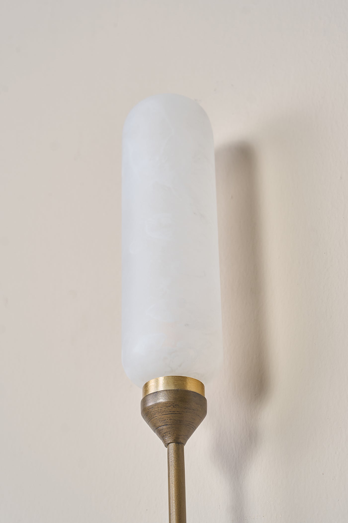 Kinara Oblong Outdoor
Wall Lamp
Gold and White